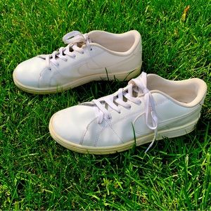 White Nike Sneakers 9.5